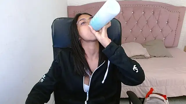 Snapshot of shaneelle chatting on 02-20-25, 06:06 shaneelle online show from 02-20-25, 06:06