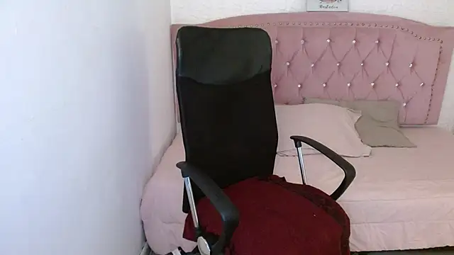 Snapshot of shaneelle chatting on 02-21-25, 06:18 shaneelle online show from 02-21-25, 06:18