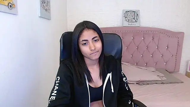 Snapshot of shaneelle chatting on 02-26-25, 03:10 shaneelle online show from 02-26-25, 03:10