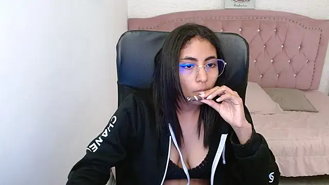 Snapshot of shaneelle chatting on 02-28-25, 06:21 shaneelle online show from 02-28-25, 06:21