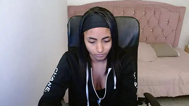 Snapshot of shaneelle chatting on 03-05-25, 06:23 shaneelle online show from 03-05-25, 06:23