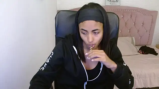 Snapshot of shaneelle chatting on 03-07-25, 06:13 shaneelle online show from 03-07-25, 06:13