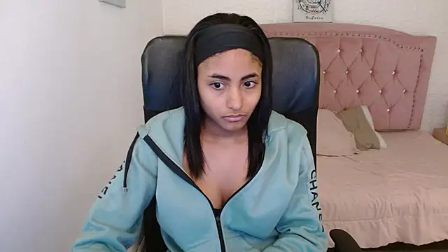 Snapshot of shaneelle chatting on 03-08-25, 06:32 shaneelle online show from 03-08-25, 06:32