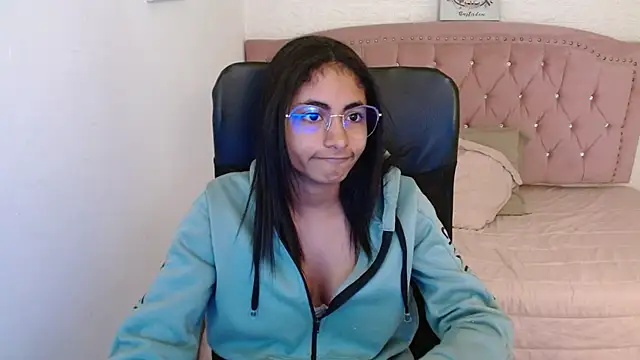 Snapshot of shaneelle chatting on 03-15-25, 09:19 shaneelle online show from 03-15-25, 09:19