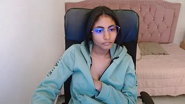 Snapshot of shaneelle chatting on 03-18-25, 09:20 shaneelle online show from 03-18-25, 09:20