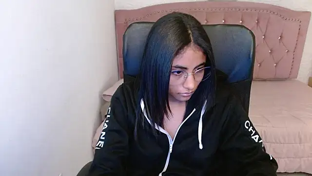 Snapshot of shaneelle chatting on 03-19-25, 09:17 shaneelle online show from 03-19-25, 09:17