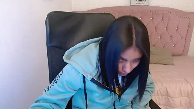 Snapshot of shaneelle chatting on 03-21-25, 03:01 shaneelle online show from 03-21-25, 03:01