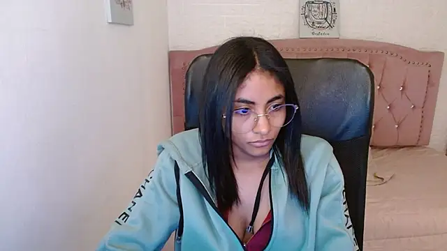 Snapshot of shaneelle chatting on 03-22-25, 09:34 shaneelle online show from 03-22-25, 09:34