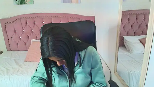 Snapshot of shaneelle chatting on 09-09-25, 03:06 shaneelle online show from 09-09-25, 03:06