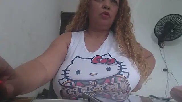 Snapshot of BustyAmanda chatting on 05-21-26, 02:35 BustyAmanda online show from 05-21-26, 02:35