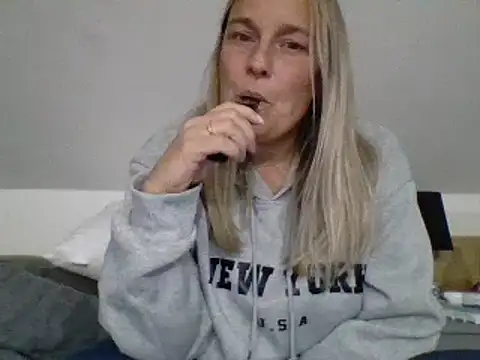 Snapshot of scrummymummy2 chatting on 09-28-25, 08:36 scrummymummy2 online show from 09-28-25, 08:36
