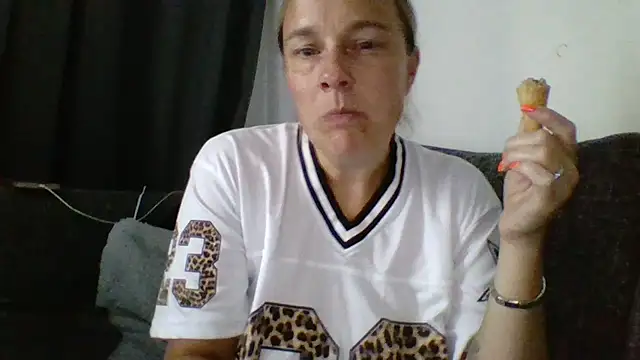 Snapshot of scrummymummy2 chatting on 07-13-26, 07:05 scrummymummy2 online show from 07-13-26, 07:05