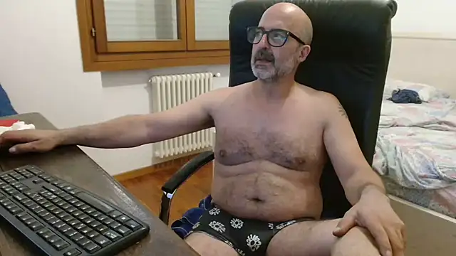 Snapshot of newsimo74 chatting on 06-24-26, 06:40 newsimo74 online show from 06-24-26, 06:40