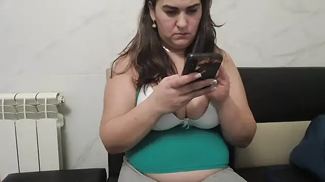 Snapshot of milfmomxx chatting on 01-14-25, 07:43 milfmomxx online show from 01-14-25, 07:43