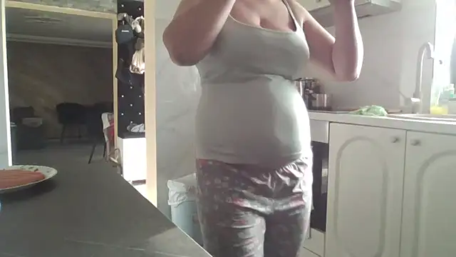 Snapshot of milfmomxx chatting on 02-06-25, 10:48 milfmomxx online show from 02-06-25, 10:48