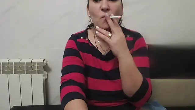 Snapshot of milfmomxx chatting on 11-21-25, 06:12 milfmomxx online show from 11-21-25, 06:12