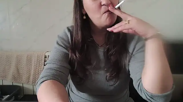 Snapshot of milfmomxx chatting on 12-17-25, 10:54 milfmomxx online show from 12-17-25, 10:54