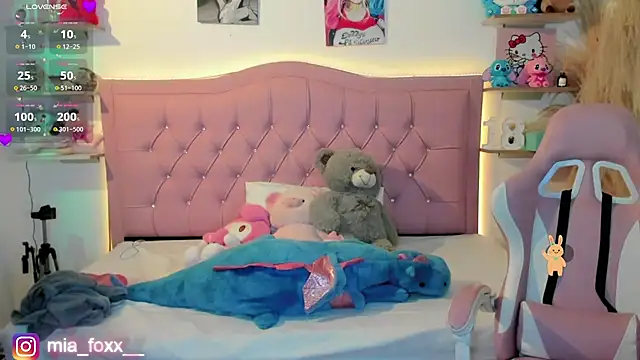 Mia foxx  online show from 11-20-25, 09:03