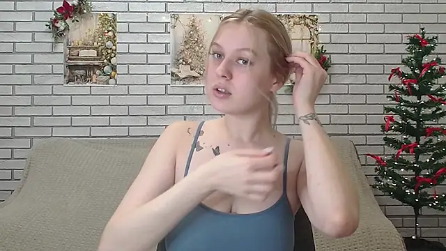 Snapshot of EmiliaDuchess chatting on 12-19-24, 08:34 EmiliaDuchess online show from 12-19-24, 08:34