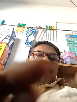 Snapshot of Srmotrs chatting on 12-18-25, 06:19 Srmotrs online show from 12-18-25, 06:19