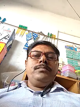 Snapshot of Srmotrs chatting on 12-21-25, 07:15 Srmotrs online show from 12-21-25, 07:15