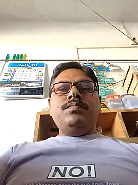 Snapshot of Srmotrs chatting on 04-15-26, 11:39 Srmotrs online show from 04-15-26, 11:39