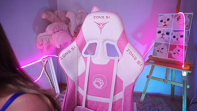 Snapshot of AnnLevine chatting on 12-03-25, 02:04 AnnLevine online show from 12-03-25, 02:04