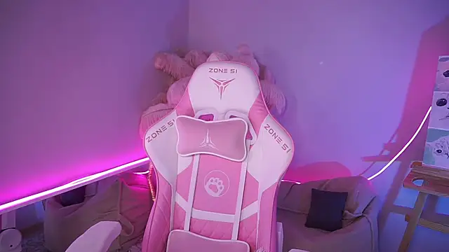 Snapshot of AnnLevine chatting on 12-05-25, 02:03 AnnLevine online show from 12-05-25, 02:03