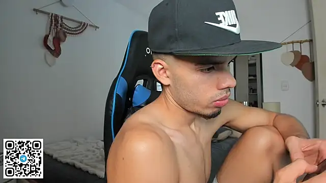 Snapshot of mateoleonee chatting on 01-06-26, 04:32 mateoleonee online show from 01-06-26, 04:32