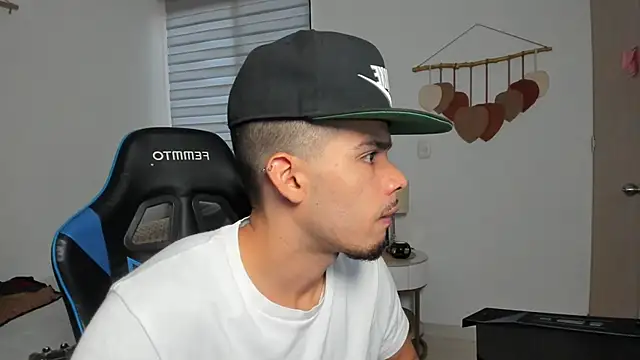 Snapshot of mateoleonee chatting on 02-14-26, 07:54 mateoleonee online show from 02-14-26, 07:54