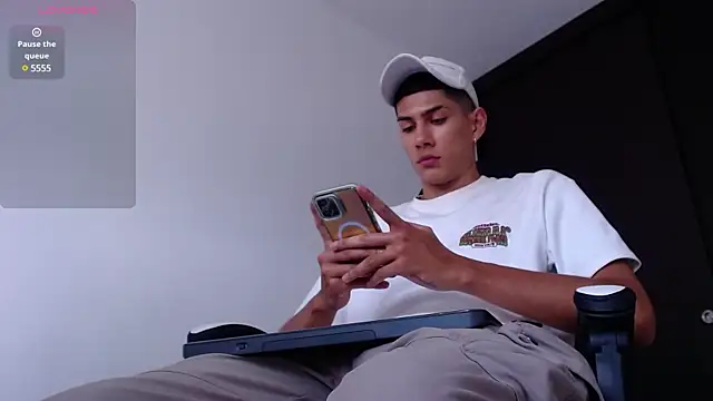 Snapshot of Valerio_20 chatting on 02-11-25, 07:48 Valerio 20 online show from 02-11-25, 07:48