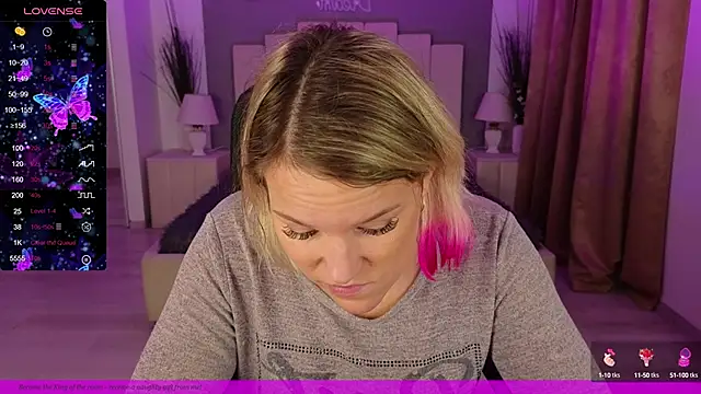 Snapshot of EVAshinyGIRL chatting on 12-28-24, 10:47 EVAshinyGIRL online show from 12-28-24, 10:47