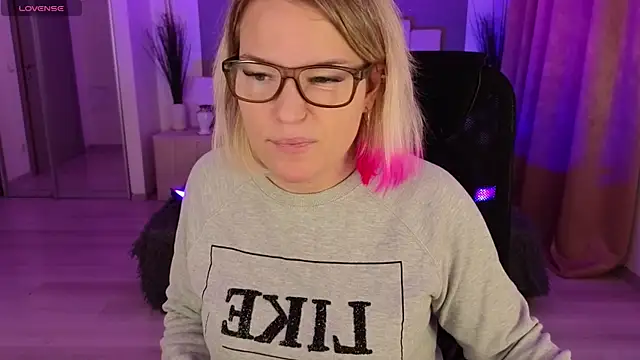 Snapshot of EVAshinyGIRL chatting on 01-04-25, 07:55 EVAshinyGIRL online show from 01-04-25, 07:55