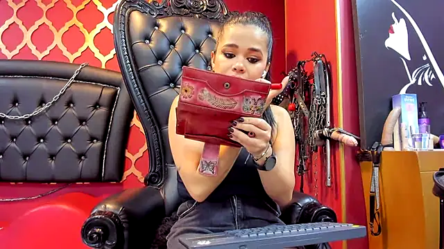 Snapshot of Mistressviictoria chatting on 03-05-25, 11:06 Mistressviictoria online show from 03-05-25, 11:06