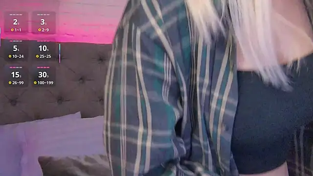 Snapshot of Born_to_Blow chatting on 10-17-25, 01:20 Born to Blow online show from 10-17-25, 01:20