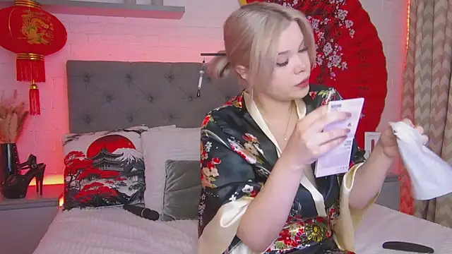 Snapshot of Born_to_Blow chatting on 10-27-25, 01:20 Born to Blow online show from 10-27-25, 01:20