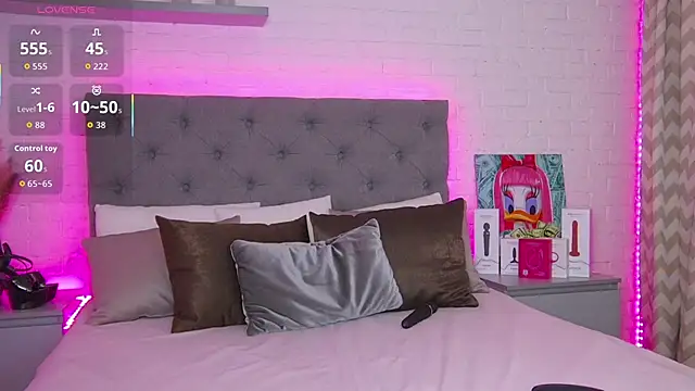 Snapshot of Born_to_Blow chatting on 11-08-25, 01:17 Born to Blow online show from 11-08-25, 01:17