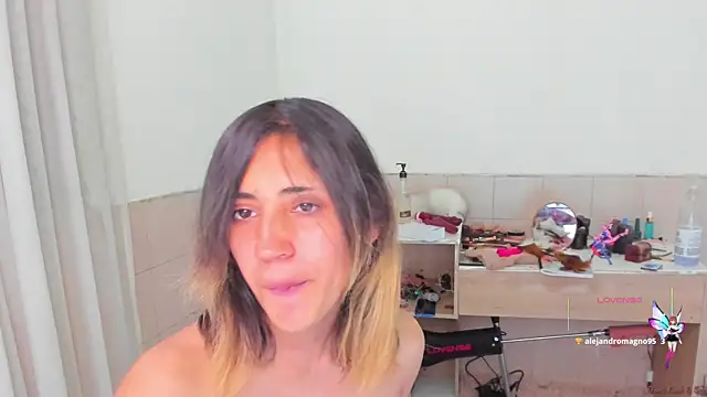 Snapshot of linnie_ chatting on 09-19-25, 10:21 linnie online show from 09-19-25, 10:21