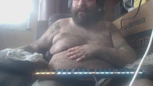 Snapshot of hairyhulk chatting on 10-09-25, 08:40 hairyhulk online show from 10-09-25, 08:40