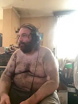 Snapshot of hairyhulk chatting on 10-20-25, 08:31 hairyhulk online show from 10-20-25, 08:31