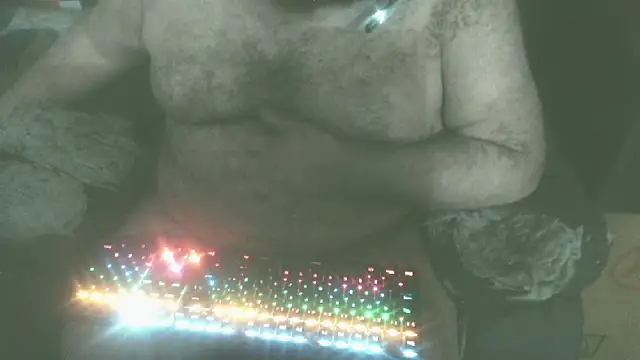 Snapshot of hairyhulk chatting on 12-14-25, 04:07 hairyhulk online show from 12-14-25, 04:07