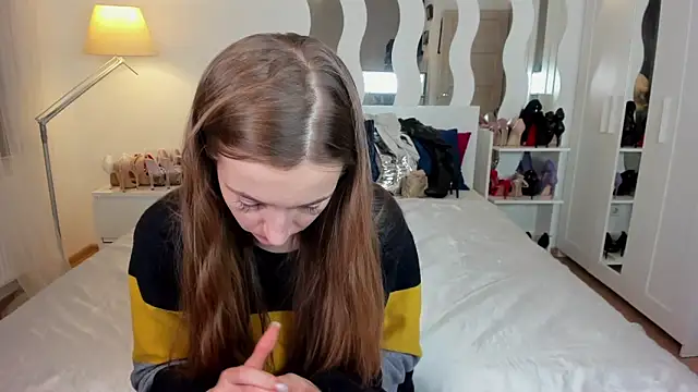 KateRedgar online show from 03-05-25, 04:46