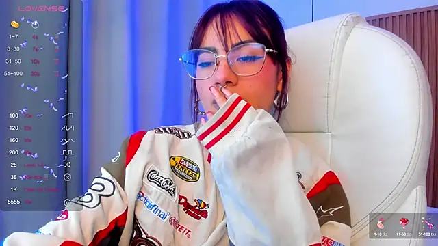 Snapshot of sophiecherry_ chatting on 09-29-25, 05:23 sophiecherry online show from 09-29-25, 05:23