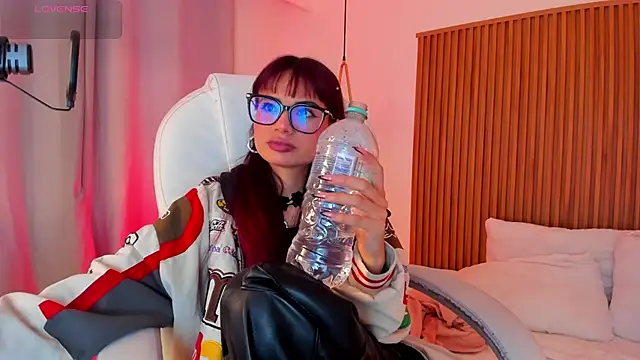 Snapshot of sophiecherry_ chatting on 11-15-25, 08:27 sophiecherry online show from 11-15-25, 08:27