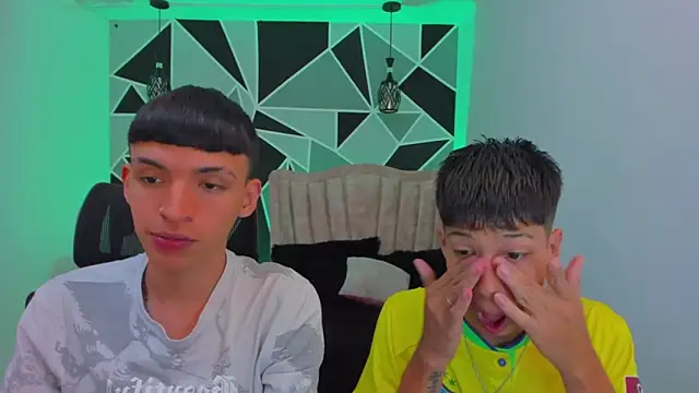 Snapshot of Juan_Nd_Steven chatting on 11-12-25, 04:24 Juan Nd Steven online show from 11-12-25, 04:24