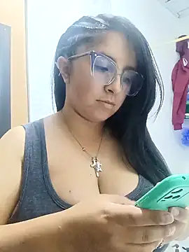 Snapshot of _Angelinaandrade_ chatting on 11-26-25, 12:33 Angelinaandrade online show from 11-26-25, 12:33