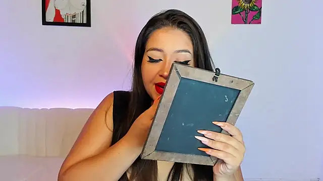 Snapshot of LiahDiaz chatting on 12-19-25, 04:36 LiahDiaz online show from 12-19-25, 04:36