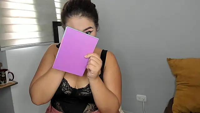 Snapshot of LiahDiaz chatting on 04-21-26, 12:22 LiahDiaz online show from 04-21-26, 12:22