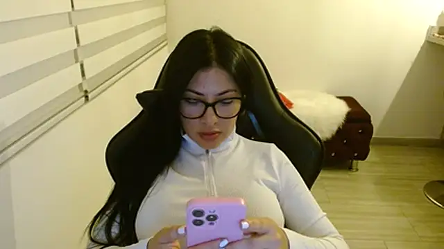 Snapshot of Charlotte_cute18 chatting on 05-05-26, 02:19 Charlotte cute18 online show from 05-05-26, 02:19