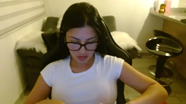 Snapshot of Charlotte_cute18 chatting on 06-14-26, 02:46 Charlotte cute18 online show from 06-14-26, 02:46